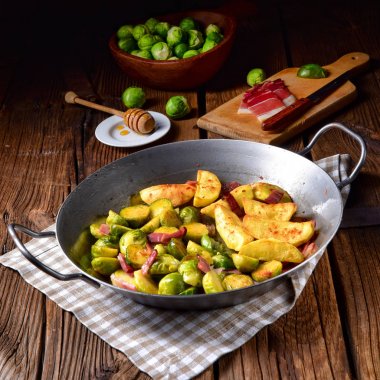 Brüksel lahanası jambon, bal ve kavrulmuş patates ile