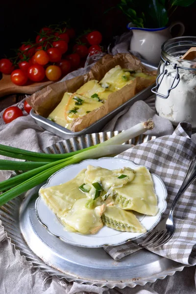 チーズ シュヴァーベン料理とおいしいラビオリ グラタン — ストック写真
