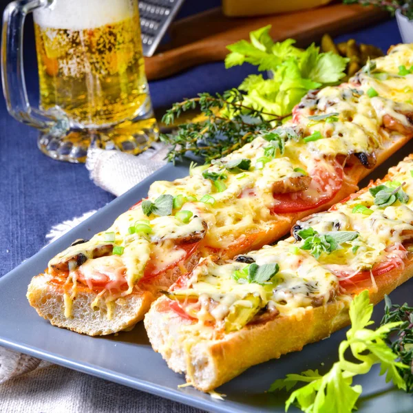冷たいビールとチーズと野菜のおいしいベジタリアン バゲット — ストック写真
