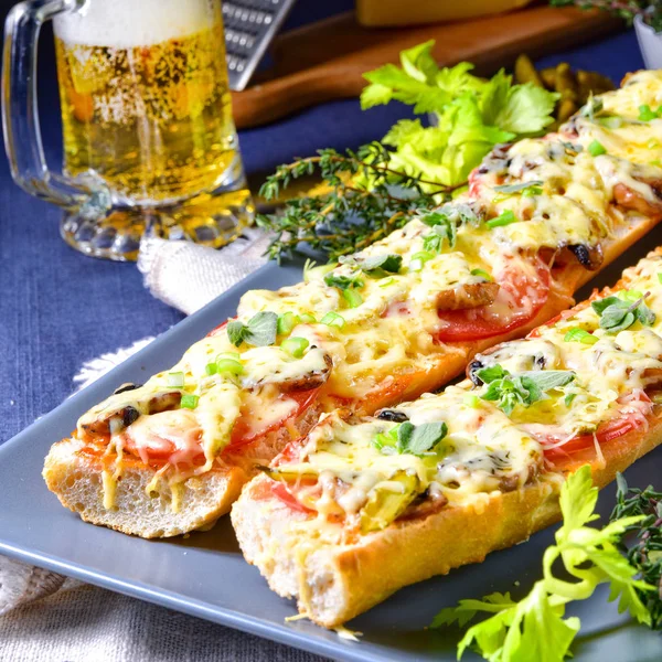 Cerveja Gelada Saborosa Baguete Vegetariana Com Queijo Legumes — Fotografia de Stock