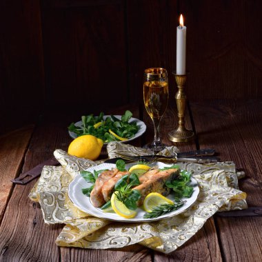 Fried sazan balığı yeşil salata ile