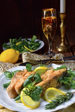 Fried sazan balığı yeşil salata ile