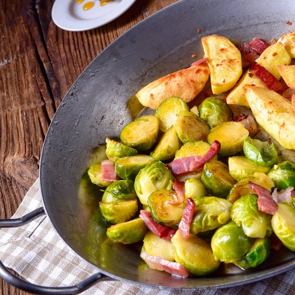 Rosenkohl Mit Schinken Honig Und Bratkartoffeln — Stockfoto