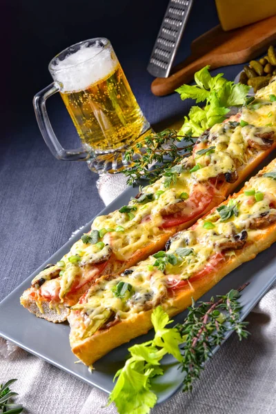 Cerveza Fría Sabrosa Baguette Vegetariana Con Queso Verduras —  Fotos de Stock