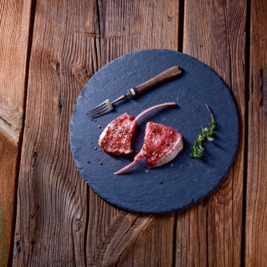 Kuzu eti ham kesilmiş raf 