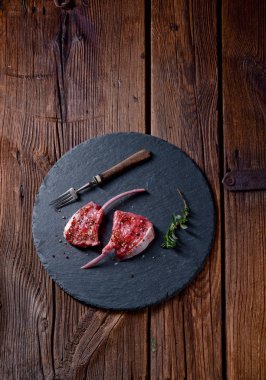 Kuzu eti ham kesilmiş raf 