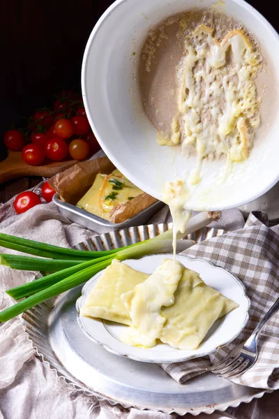 Lezzetli Mantı Gratine Peynir Swabian Mutfağı — Stok fotoğraf