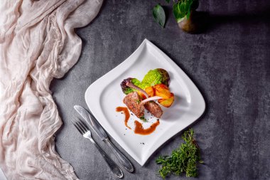 Patates ve soslu ızgara pirzola