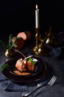 Patates ve soslu ızgara pirzola