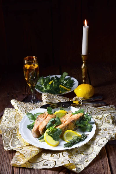 Filé Carpa Frito Com Salada Verde — Fotografia de Stock