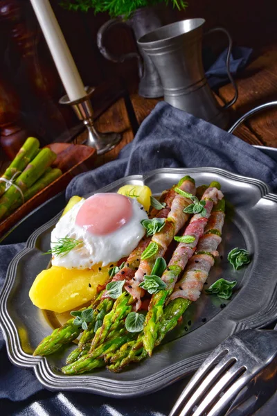 Gegrillter Grüner Spargel Mit Auf Metallteller — Stockfoto