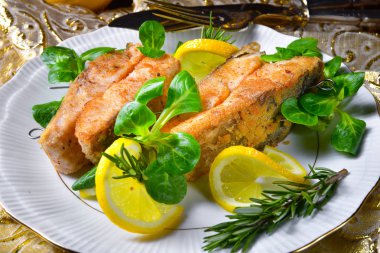 Fried sazan balığı yeşil salata ile
