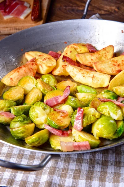 Rosenkohl Mit Schinken Honig Und Bratkartoffeln — Stockfoto