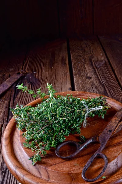 Tomilho Aromático Thymus Vulgaris Sobre Tábua Madeira — Fotografia de Stock