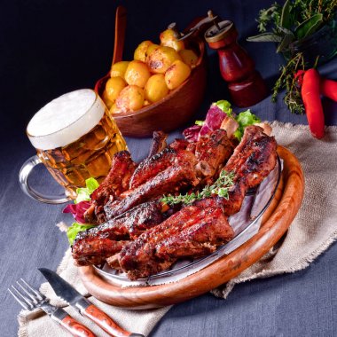 Sigara içen ve bira keyifli Barbekü kaburga