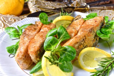 Fried sazan balığı yeşil salata ile