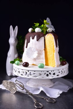 lezzetli ev yapımı Paskalya kek çikolata sır ile