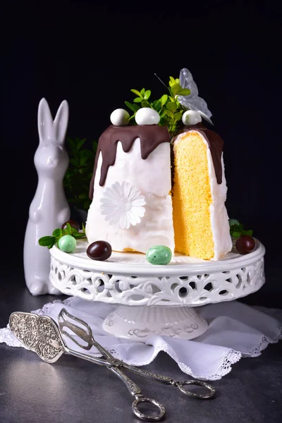 lezzetli ev yapımı Paskalya kek çikolata sır ile