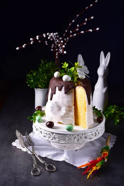 lezzetli ev yapımı Paskalya kek çikolata sır ile