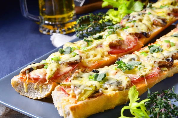 Kall Och Välsmakande Vegetariska Baguette Med Ost Och Grönsaker — Stockfoto