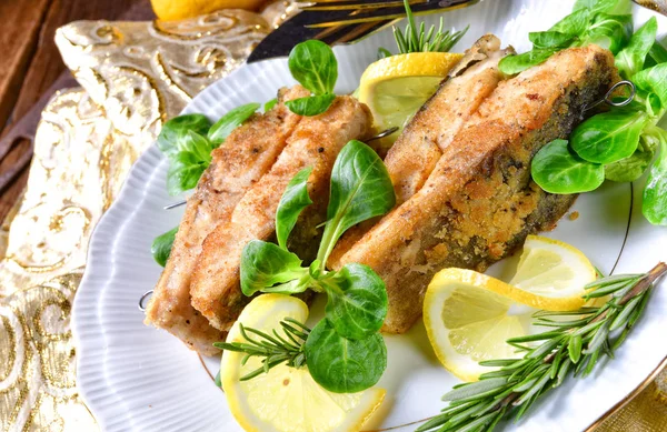 stock image Fried carp fillet with green salad