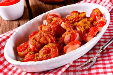 Baharatlı Köri soslu lezzetli sosis