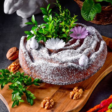 çiçek dekorasyonu ile geleneksel Lehçe Paskalya kek 