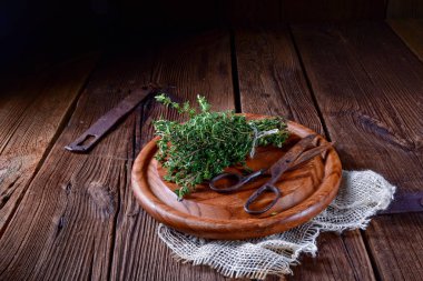 aromatik kekik (Thymus vulgaris) ahşap tahta üzerinde
