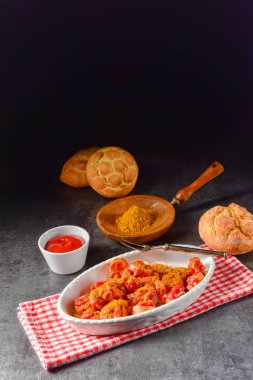 lezzetli köri bockwurst beyaz tepsi 