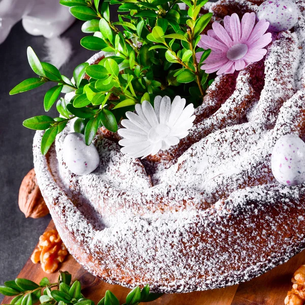 Tradycyjne Ciasto Polską Wielkanocną Dekoracja Kwiatowa — Zdjęcie stockowe