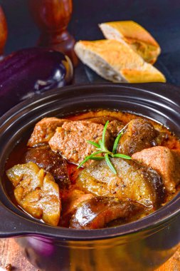 Patlıcan güveç, patlıcan ile et pişmiş 