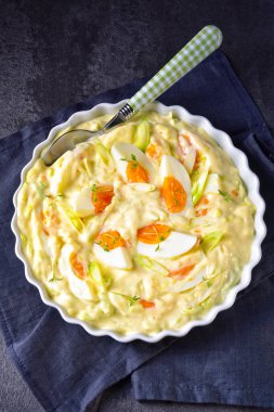 Pırasa ve garden cress bahar yumurta salatası