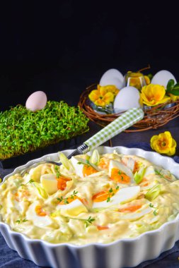 Rustik bahar yumurta salatası pırasa ile  