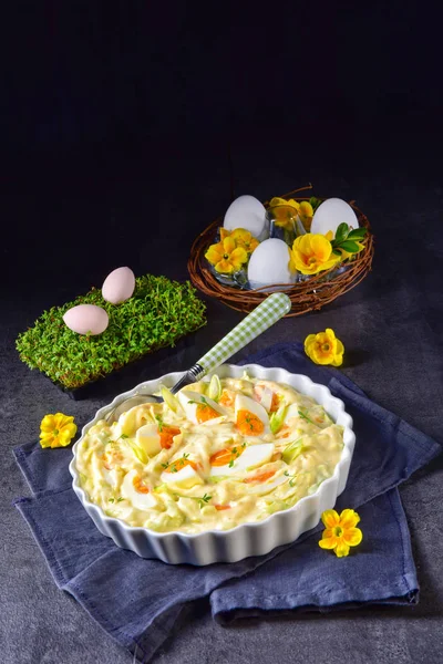 Rustikaler Frühlingseiersalat Mit Lauch — Stockfoto