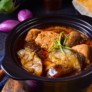 Patlıcan güveç, patlıcan ile et pişmiş 