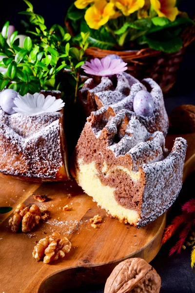 Traditionele Poolse Pasen Cake Een Houten Bord — Stockfoto