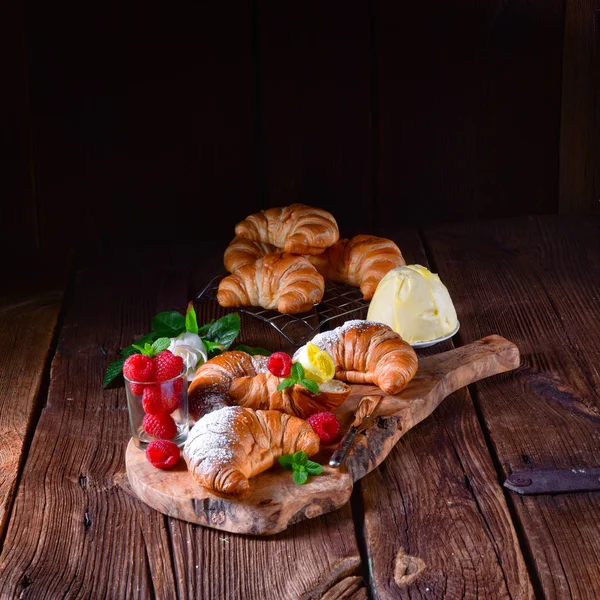 Francouzské Máslo Croissanty Bobule Dřevěné Desce — Stock fotografie