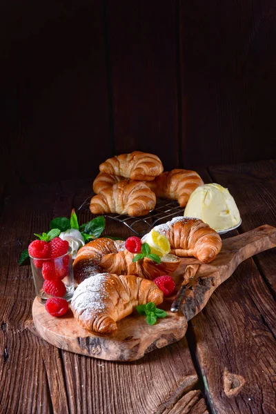 Franse Boter Croissants Bessen Houten Bord — Stockfoto