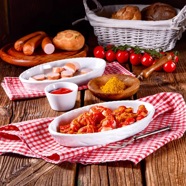 Leckere Curry Bockwurst Auf Weißem Tablett — Stockfoto