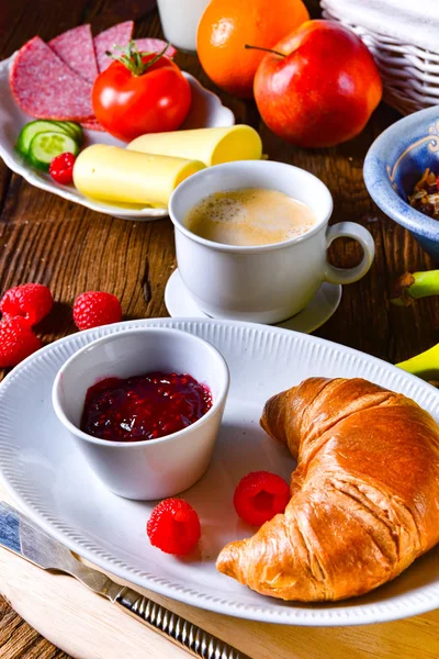 Utsökt Frukost Med Croissant Frukt Kaffe Och Gröt — Stockfoto