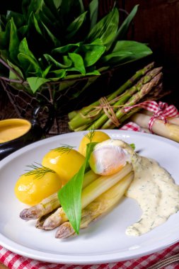 yumurta ve taze yabani sarımsak ile kuşkonmaz 