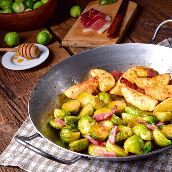 Rosenkohl Mit Schinken Honig Und Bratkartoffeln — Stockfoto