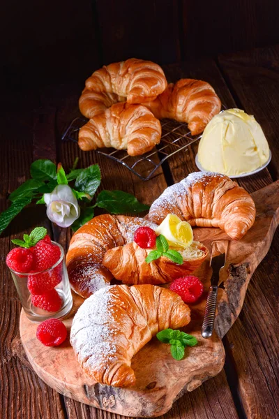 Franse Boter Croissants Bessen Houten Bord — Stockfoto