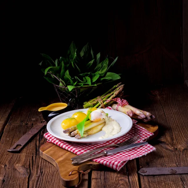Σπαράγγια Αυγά Και Φρέσκο Άγριο Σκόρδο — Φωτογραφία Αρχείου