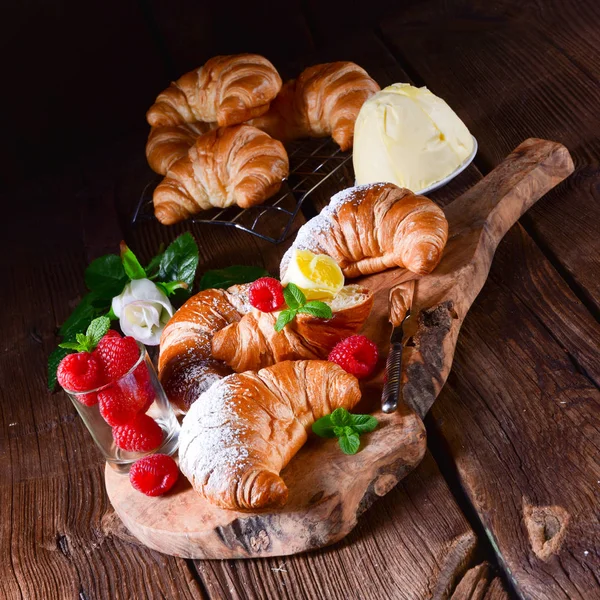 Franse Boter Croissants Bessen Houten Bord — Stockfoto