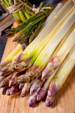 mutfak tahtada beyaz ve yeşil kuşkonmaz 