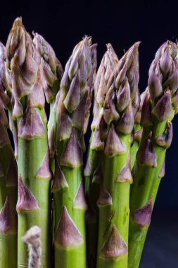 taze yeşil kuşkonmaz kompozisyon koyu arka plan üzerinde