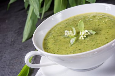 yumurta taze yeşil yabani sarımsak çorbası