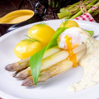 yumurta ve taze yabani sarımsak ile kuşkonmaz 