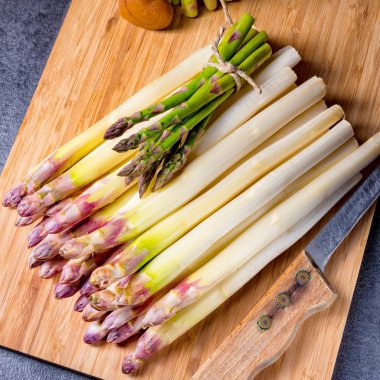 mutfak tahtada beyaz ve yeşil kuşkonmaz